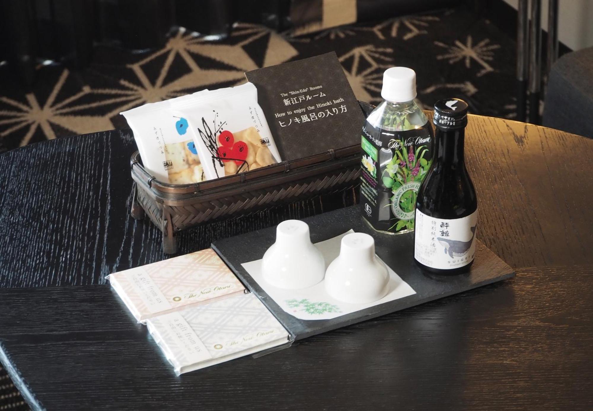 Hotel New Otani Tokyo The Main Екстер'єр фото A set of condiments at a restaurant