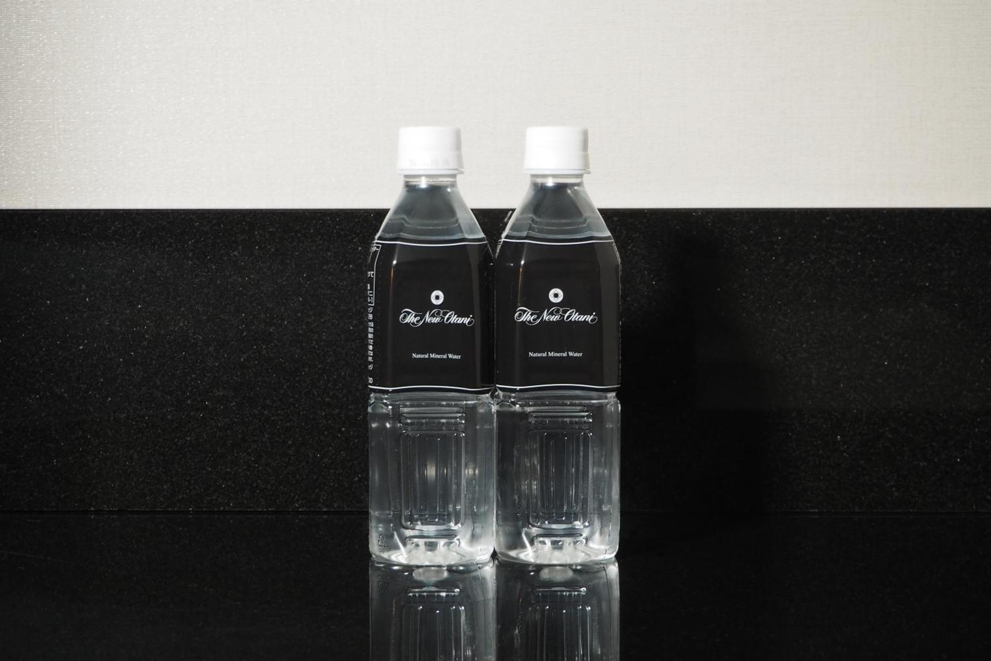 Hotel New Otani Tokyo The Main Екстер'єр фото Bottled water